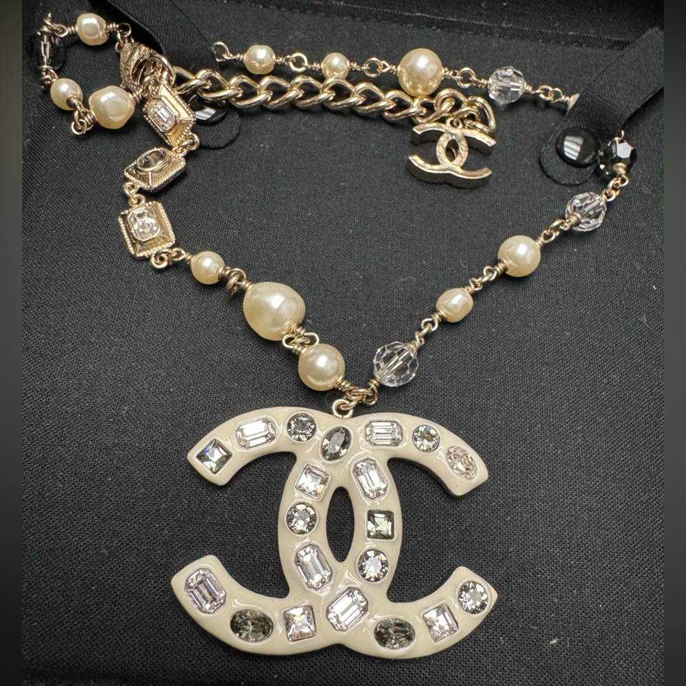 Rare Chanel necklace large CC logo pendant 2” - Picture 8 of 14